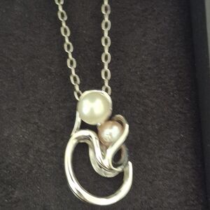 Sophisticated Silver and Pearl Necklace